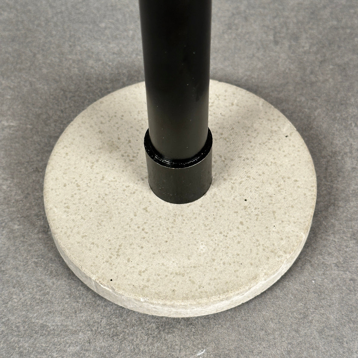 Betongfot till industriell pappershållare.