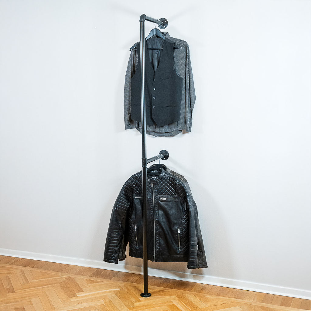 ModuRack Solo Duo - Light är en elegant och funktionell hylla i ljus färg, designad för att passa i moderna hem.