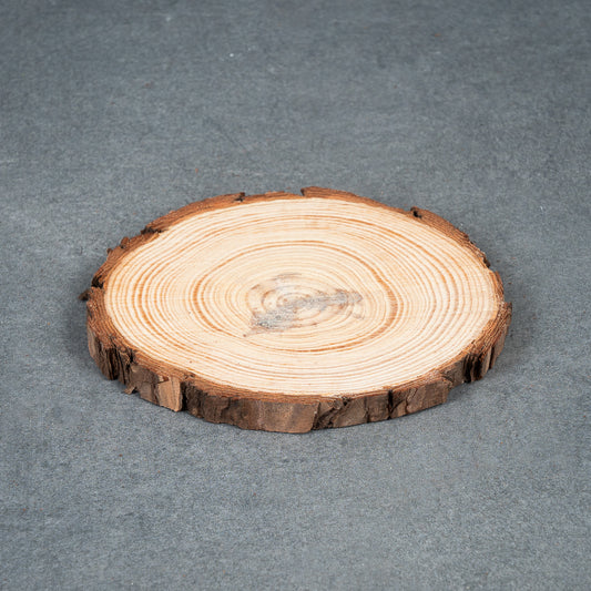 Okantet træstykke, rundt - 13-15 cm i diameter - Gran