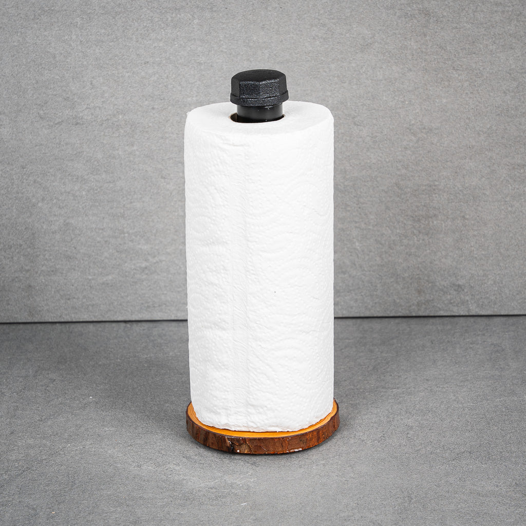 Hållare för hushållspapper i trä med en stilren design, perfekt för köket eller matplatsen.