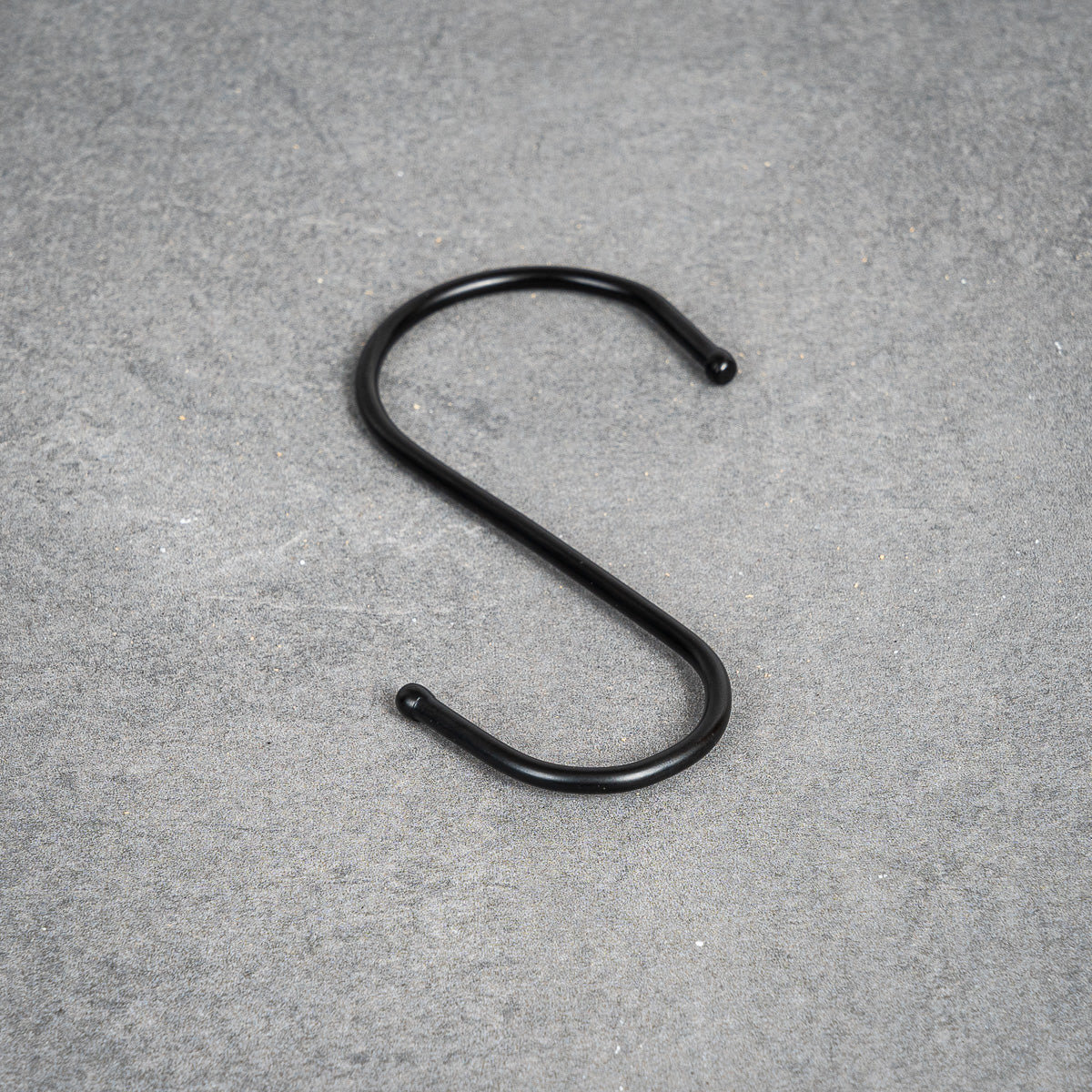 S-krok i svartlackerad metall, 11,5 cm lång och 32 mm bred, perfekt för upphängning av olika föremål.
