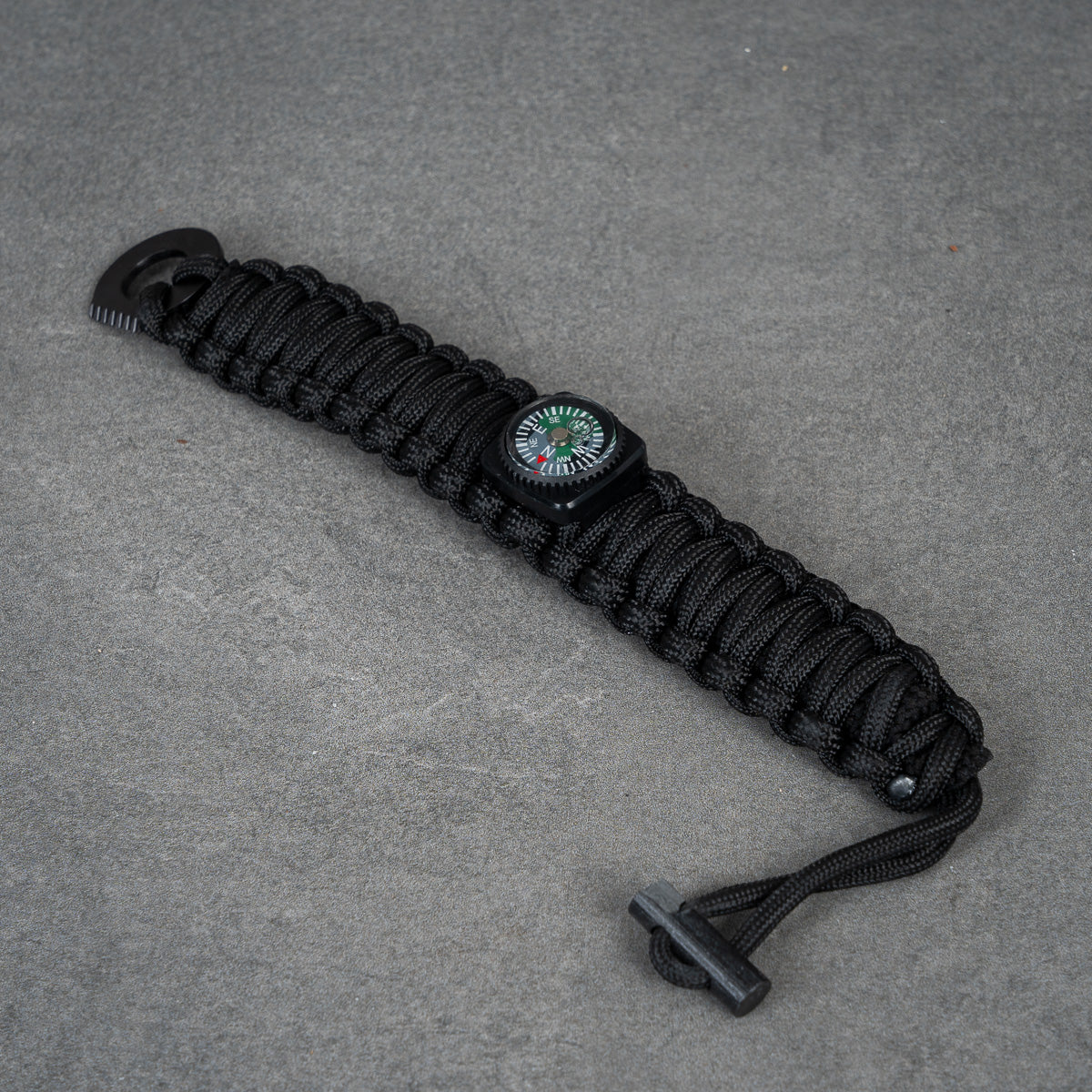 Paracord bracelet with compass