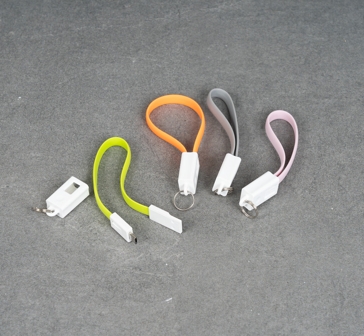 En bild av en micro USB nyckelring som visas i en parti av 35 stycken, med olika färger och design.