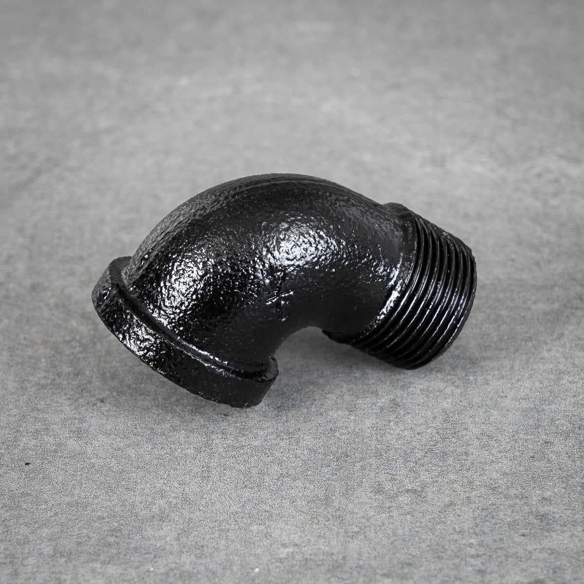 Rörböj 90 grader med fläns, 26 mm diameter, svartlackerad yta.