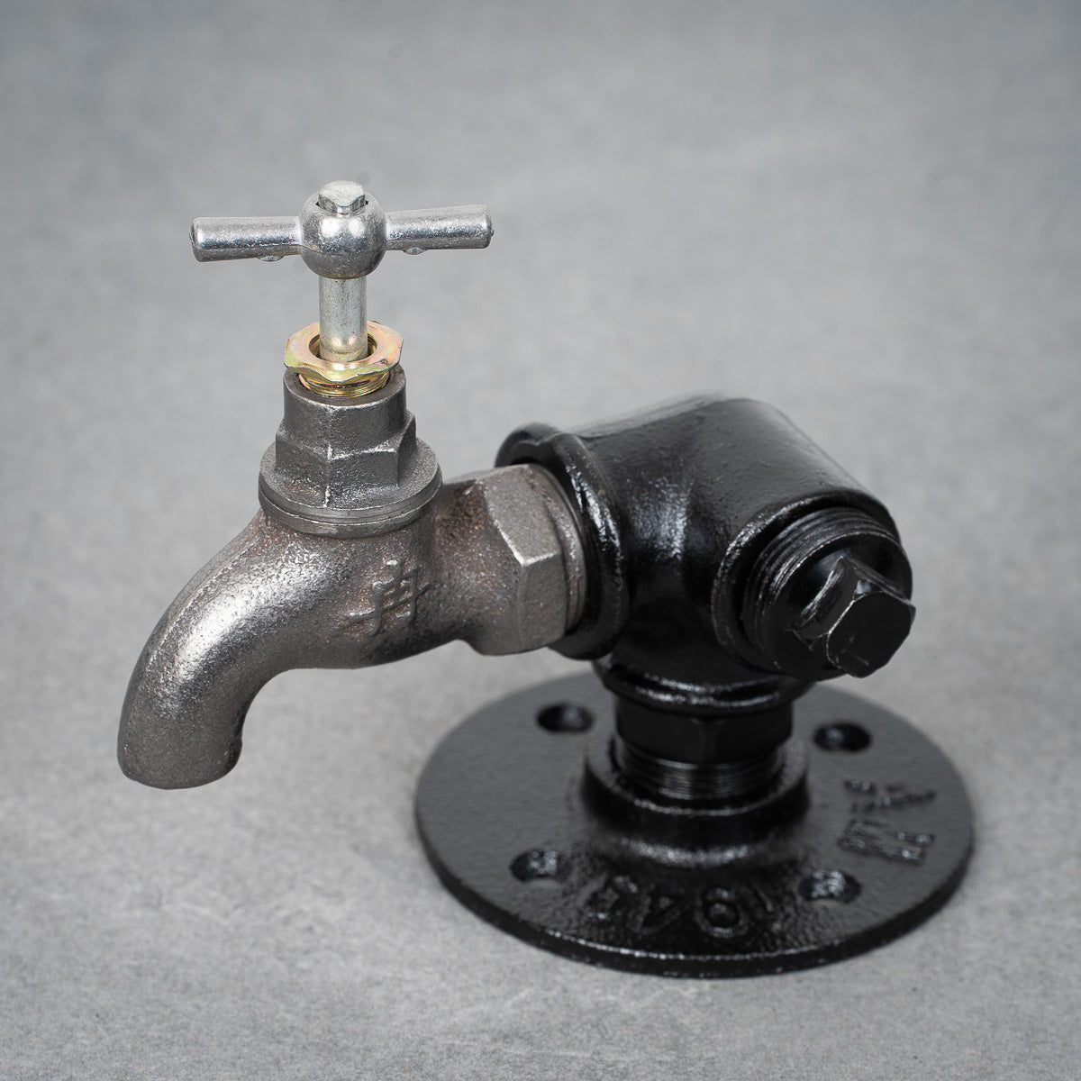 Vægbeslag / fod, 4 huller - 32 mm - Sortlakeret