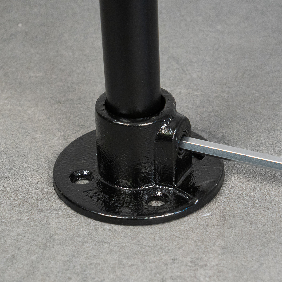 Väggfäste / fot, flytande, 4-hål - 20 mm - Svartlackerad