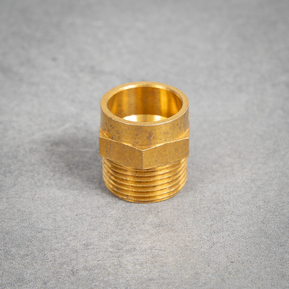 Ljushållare i mässing med en diameter på 26 mm, elegant design som passar i olika inredningsstilar.