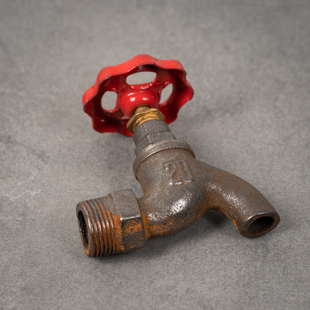 Vattenkran i koppar med rostfritt stål och röd finish, 26 mm.