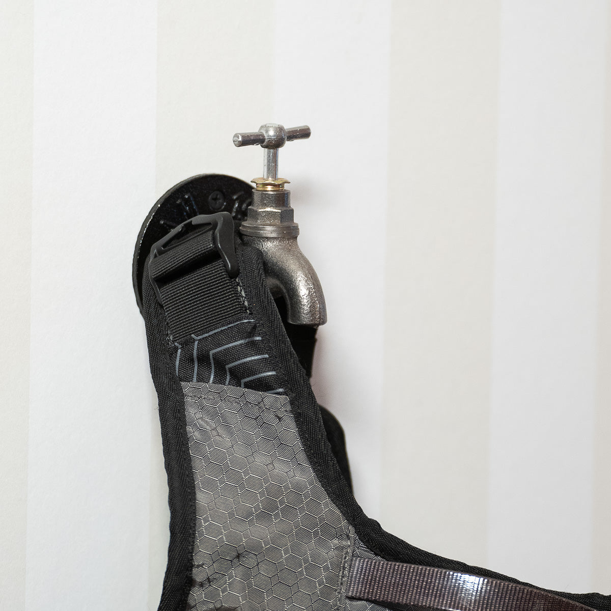 Vägghängare Kranen i 26 mm, designad för DIY-projekt, med en modern och stilren look, perfekt för att hänga upp kläder eller accessoarer.