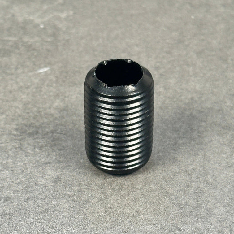 Gängnippel i svartlackerad metall, 20 mm lång, med gängade ändar för anslutning av rör.