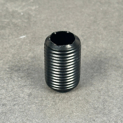 Gängnippel i svartlackerad metall, 20 mm lång, med gängade ändar för anslutning av rör.