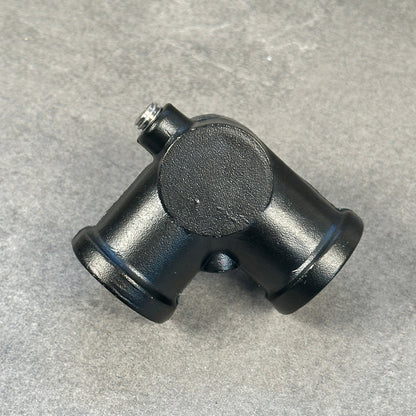 En svartlackerad tre-koppling i rostfritt stål med en diameter på 20 mm, avsedd för rörkopplingar.