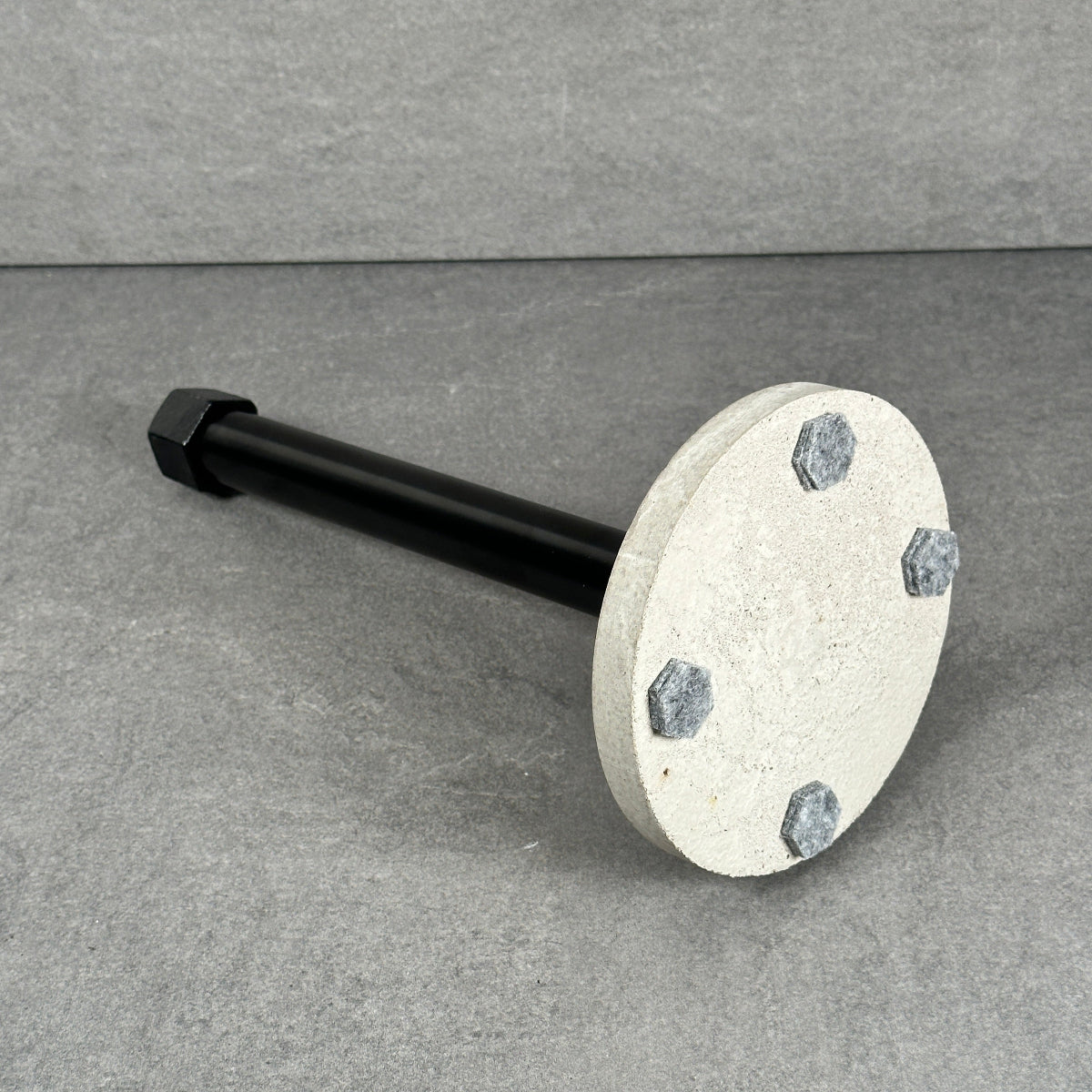 Hushållspappershållare med betongbotten