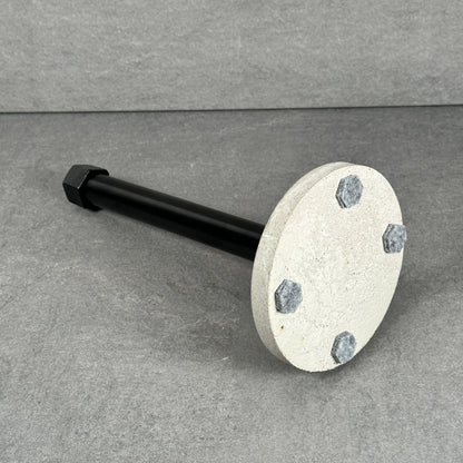 Hushållspappershållare med betongbotten