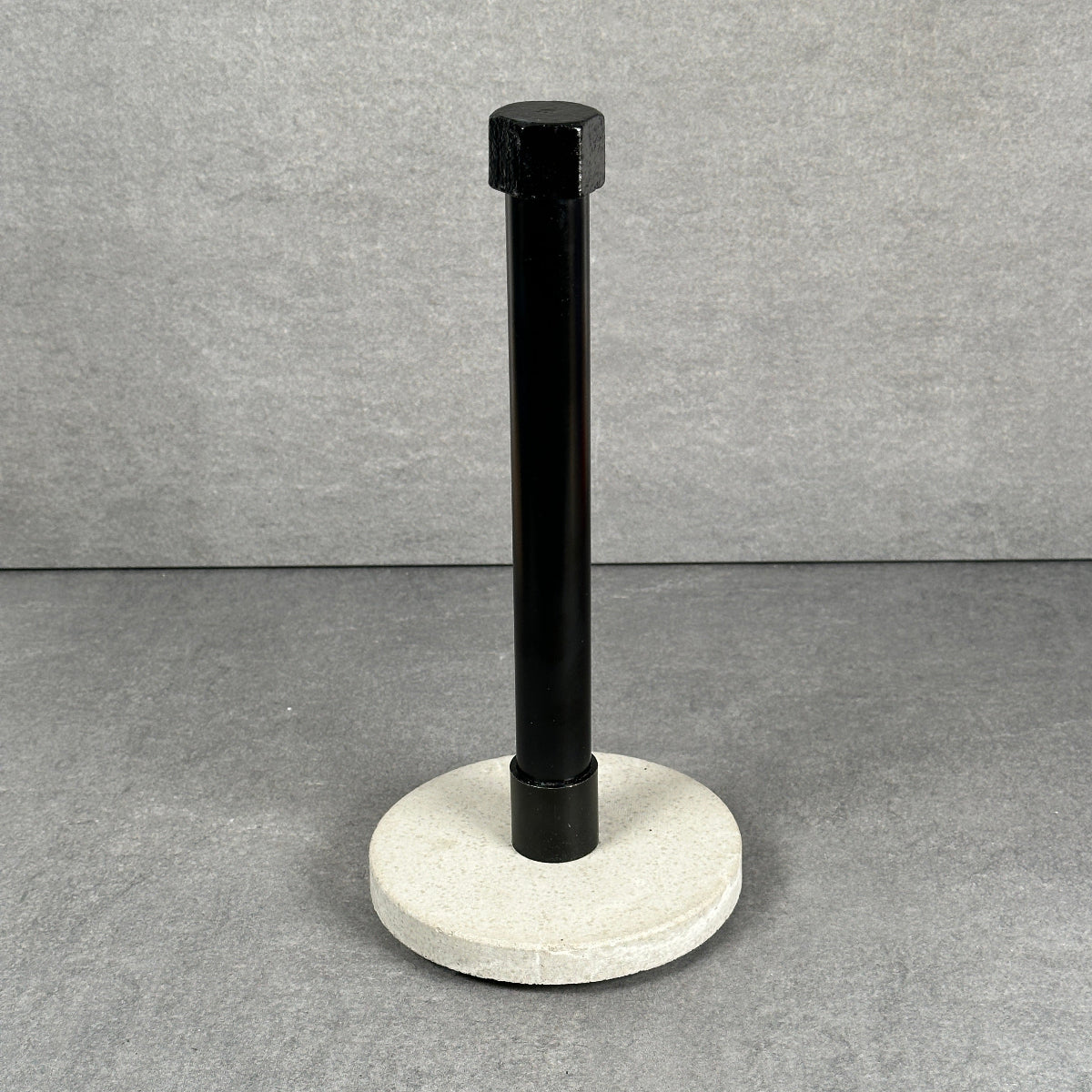 Pappershållare industriell i betong och stål.