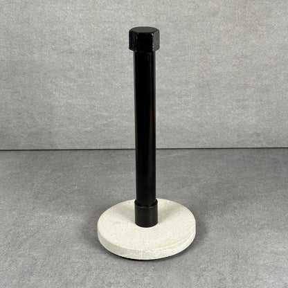 Pappershållare industriell i betong och stål.