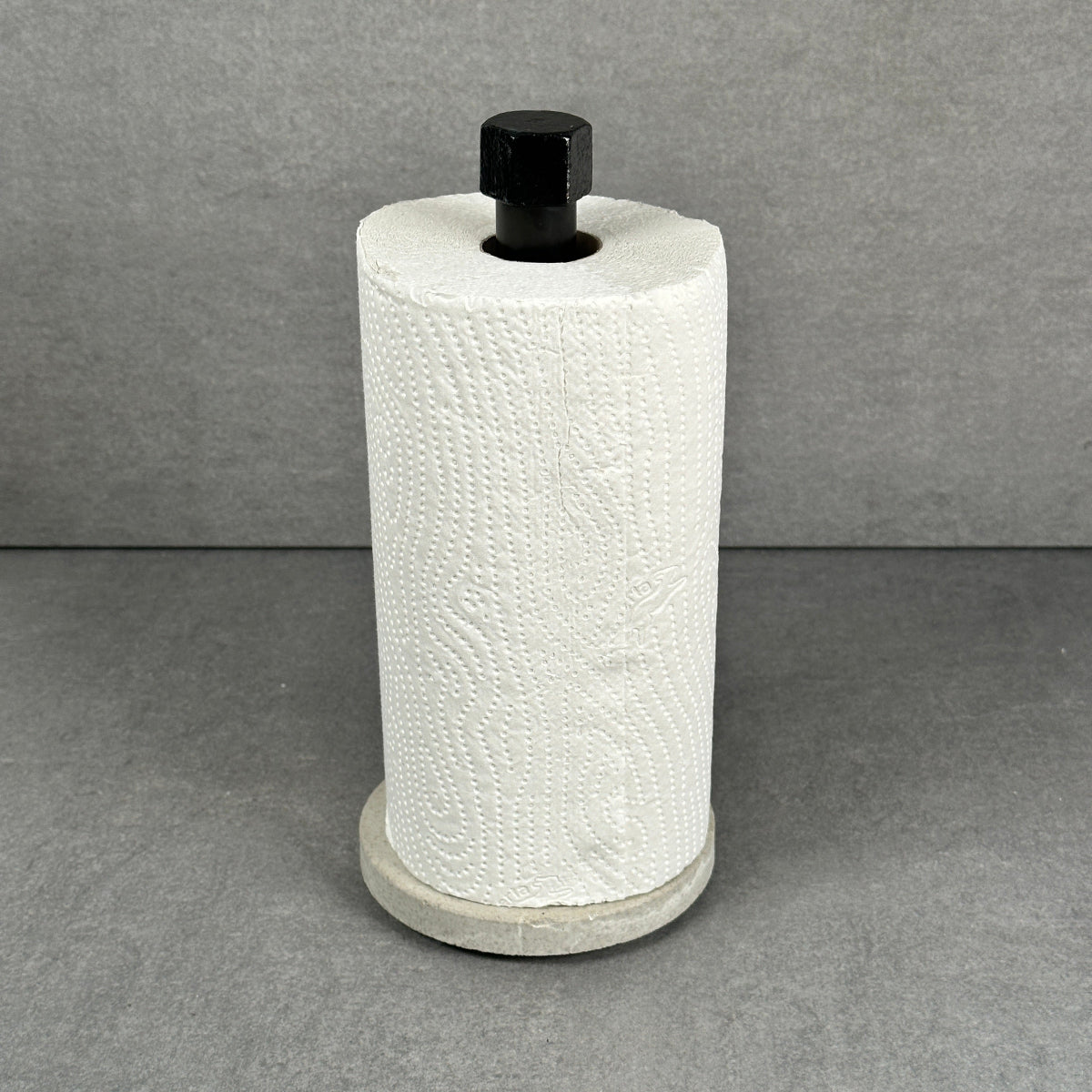 Pappershållare för hushållspapper med betongbotten