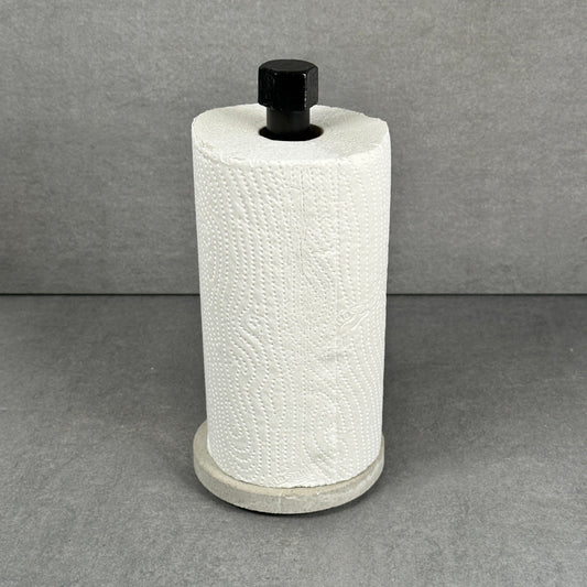 Pappershållare för hushållspapper med betongbotten