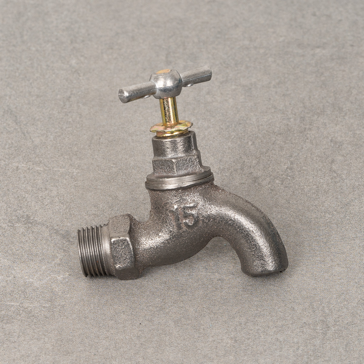 Vattenkran i galvad metall med en anslutning på 20 mm, designad för hållbarhet och effektiv vattenflöde.