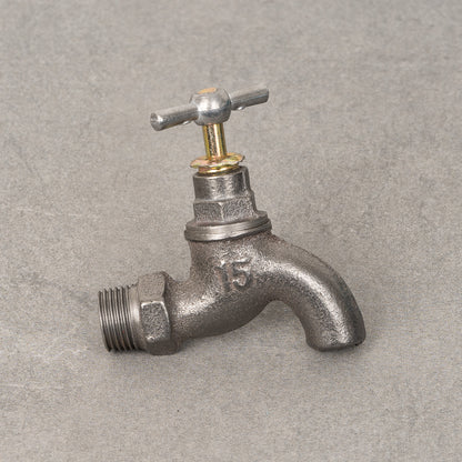 Vattenkran i galvad metall med en anslutning på 20 mm, designad för hållbarhet och effektiv vattenflöde.