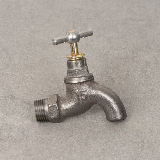 Vattenkran i galvad metall med en anslutning på 20 mm, designad för hållbarhet och effektiv vattenflöde.